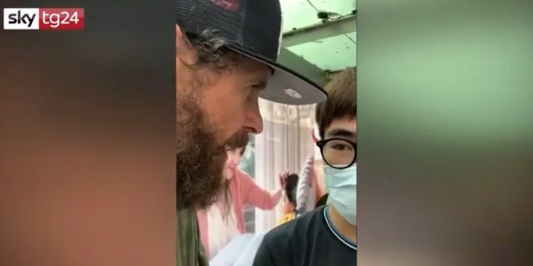 Jovanotti, gaffe e figuraccia a Hong Kong