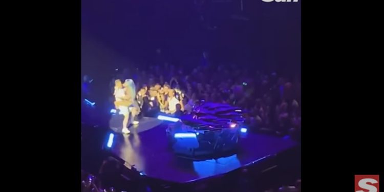 Lady Gaga cade dal palco (Youtube)