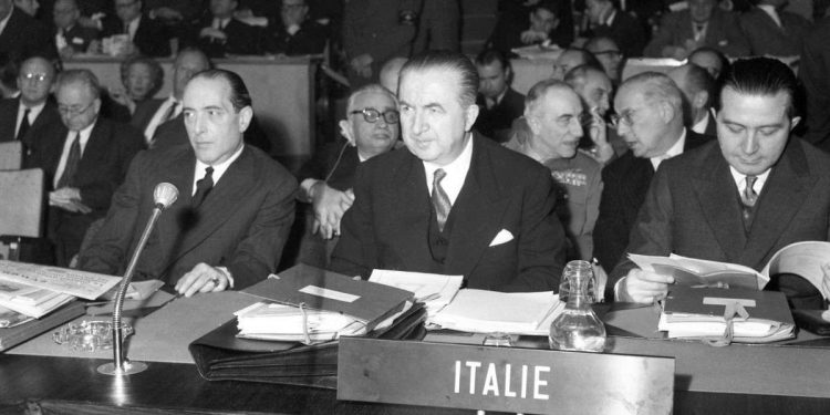 1959, delegazione italiana al congresso ministeriale della Nato: (da sin.) Fernando Tambroni, Giuseppe Pella, Giulio Andreotti (LaPresse)