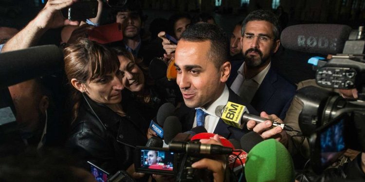 Luigi Di Maio. Dietro di lui, Riccardo Fraccaro (LaPresse)