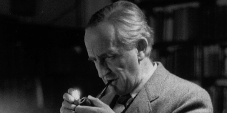 John Ronald Reuel Tolkien (1892-1973) (Foto dal web)