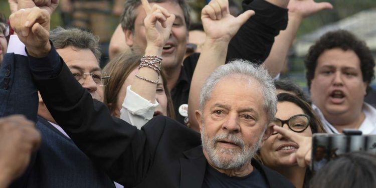 Luiz Inacio Lula da Silva dopo la scarcerazione (Lapresse)