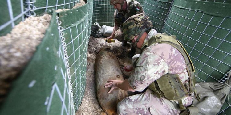 Bomba e militari