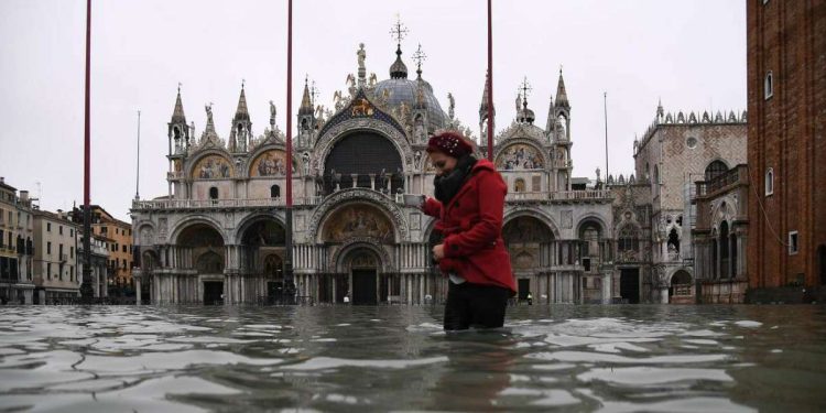 Piazza San Marco invasa dall'acqua (LaPresse)