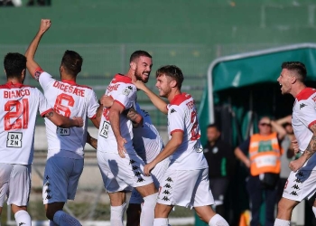 I giocatori del Bari esultano dopo un gol (foto La Presse)