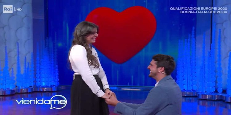 Proposta di matrimonio in diretta a Vieni da me - Luca e Floriana