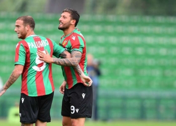 L'abbraccio tra Palumbo e Ferrante, giocatori della Ternana (foto La Presse)