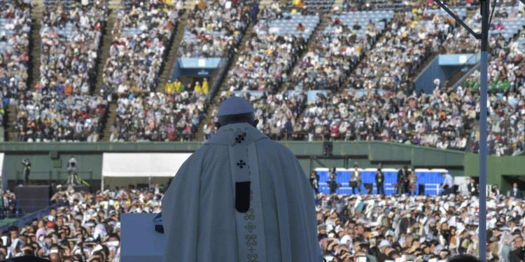 Papa Francesco celebra la Messa nello stadio di Nagasaki (LaPresse)