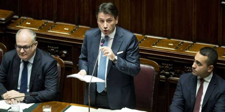 Giuseppe Conte parla alla Camera tra Gualtieri e Di Maio (LaPresse)