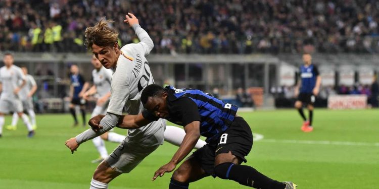 Inter Roma, Zaniolo contro Asamoah (Foto LaPresse)