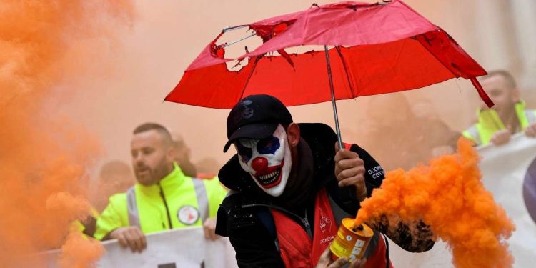 Francia, sciopero contro riforma pensioni Macron. Tensioni a Parigi e non solo (Photo by CLEMENT MAHOUDEAU / AFP)