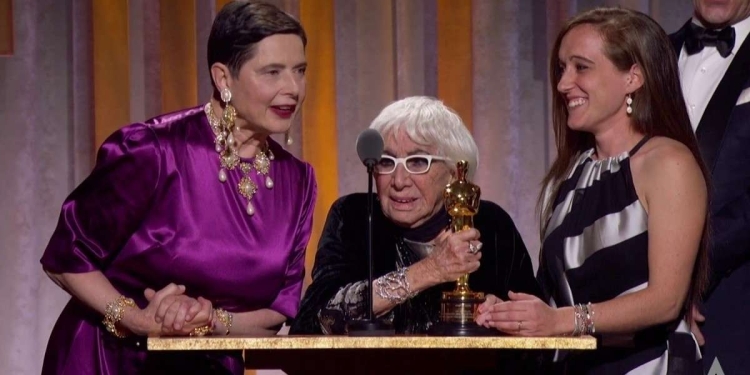 Lina Wertmuller ritira l'Oscar insieme alla figlia Maria Zulima Job (alla sua sinistra)