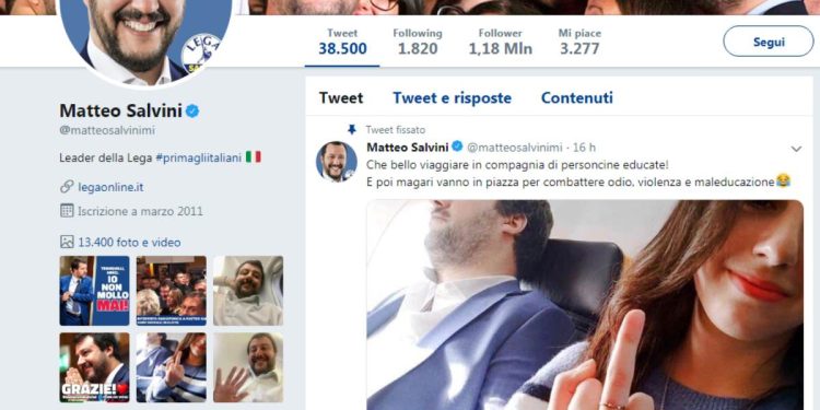 Salvini e il selfie della giovane con il dito medio (Twitter)