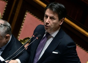 Giuseppe Conte al Senato con Roberto Gualtieri (LaPresse)