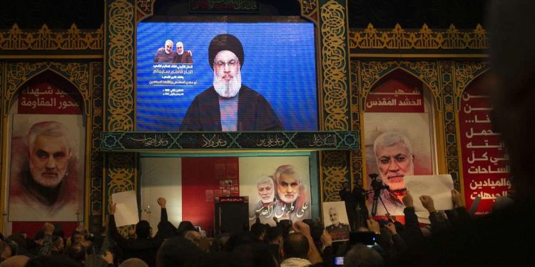 Un'immagine di Nassan Nasrallah, leader di Hezbollah, alla veglia funebre in Libano per Qassem Soleimani (foto Lapresse)