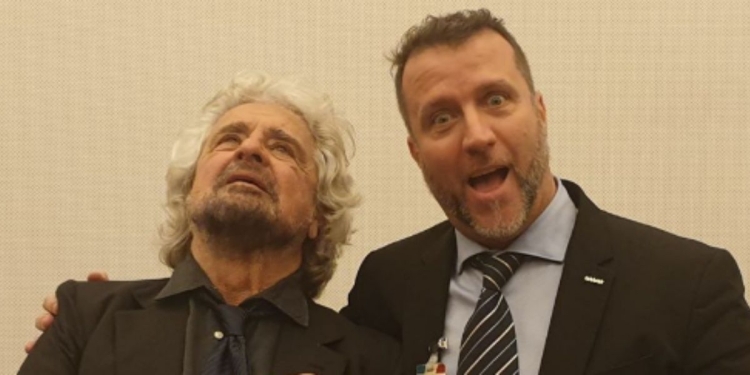 Simone Benini in una foto scherzosa con Beppe Grillo (foto Facebook)