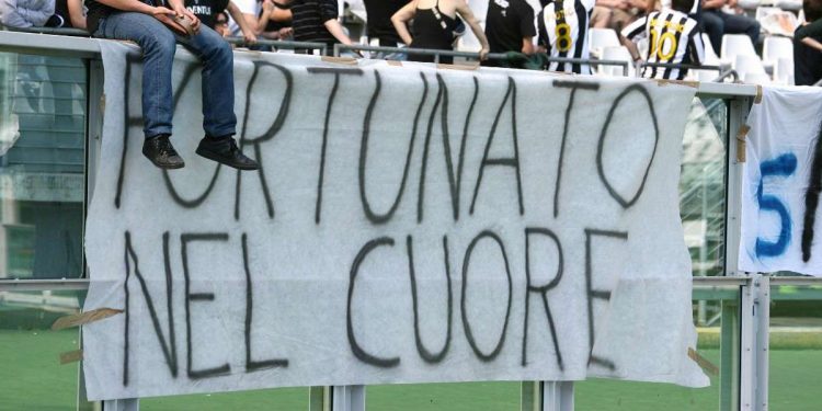 Uno striscione dedicato ad Andrea Fortunato (Foto LaPresse)