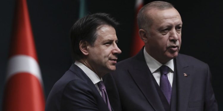 Giuseppe Conte con Recep Tayyip Erdogan (LaPresse)