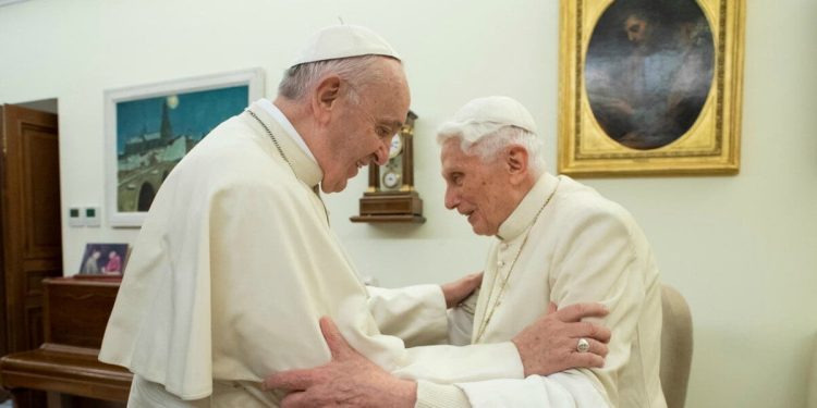 Papa Francesco con il Papa emerito Benedetto XVI (LaPresse)