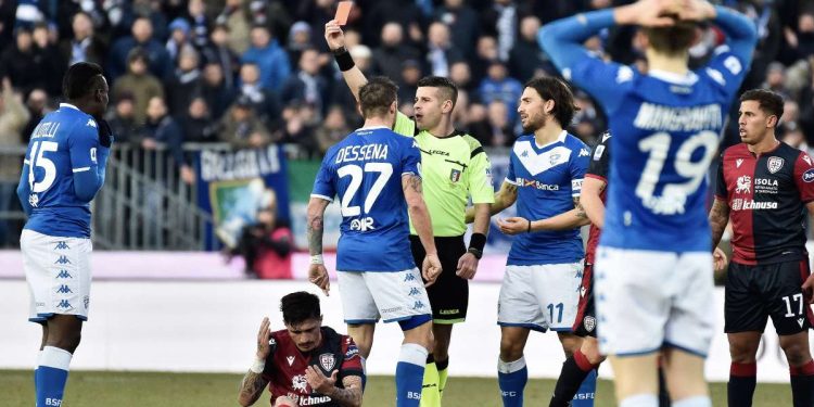 Mario Balotelli espulso in Brescia-Cagliari (Foto: LaPresse)