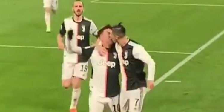 Dybala e Ronaldo, bacio fortuito in Juventus-Parma