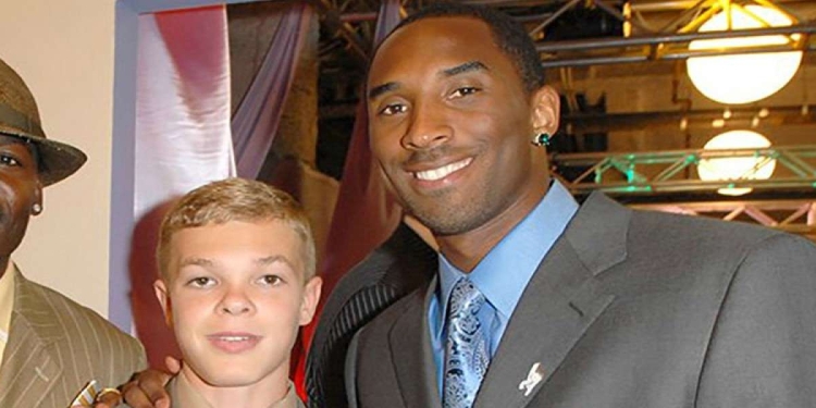 Jason McElwain con Kobe Bryant (Foto dal web)