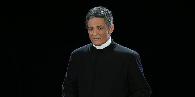 Fiorello vestito da prete al Festival di Sanremo 2020 (Foto: LaPresse)