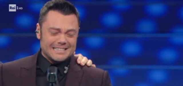 Festival di Sanremo 2020 - Tiziano Ferro canta 'Almeno tu nell'universo' -  Video - RaiPlay