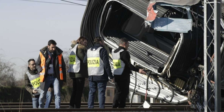 La Polizia sul luogo dell'incidente, davanti al treno Frecciarossa deragliato (LaPresse)