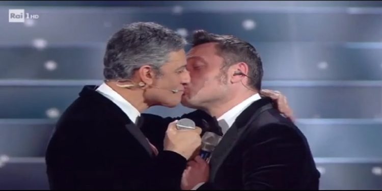 Fiorello bacio tiziano ferro sanremo 2020