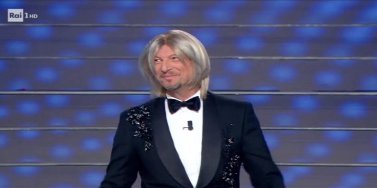 Amadeus diventa Maria De Filippi a Sanremo 2020