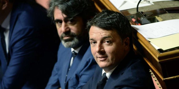 Matteo Renzi al Senato. Dietro di Lui Francesco Bonifazi (LaPresse)