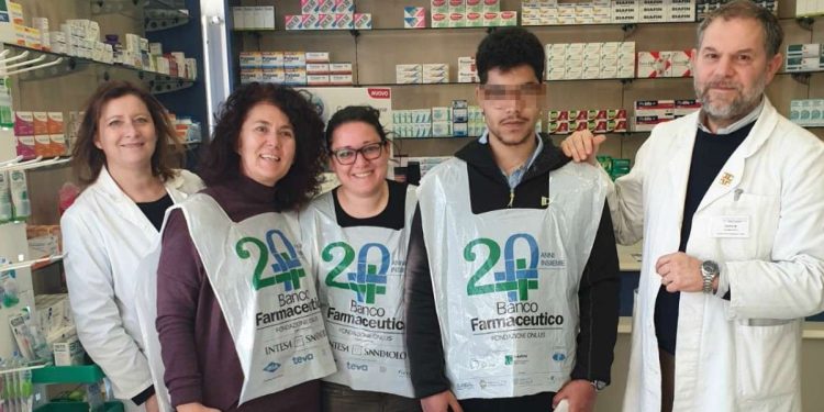 Alcuni operatori e un paziente alla Giornata del Banco Farmaceutico