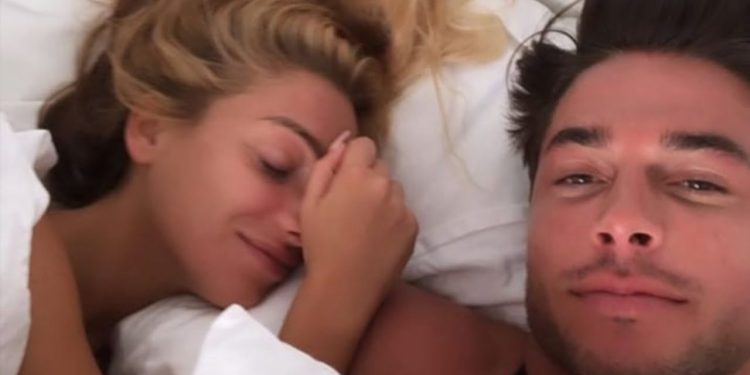 Andrea Denver ed Elisa De Panicis a letto insieme (foto: Instagram)