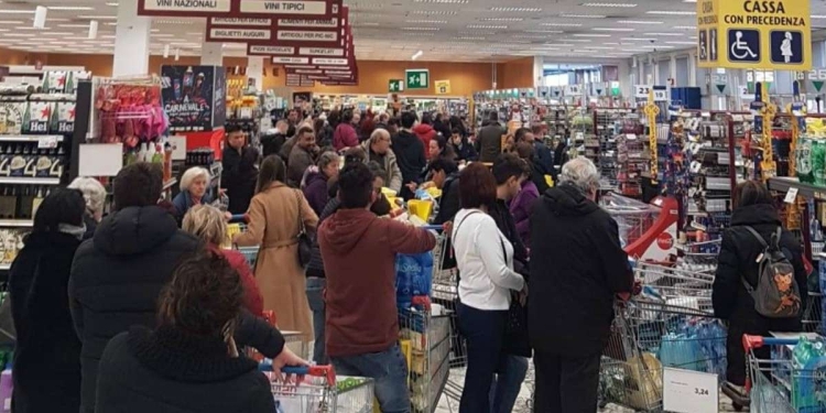 Covid: assembramenti in centri commerciali e supermarket