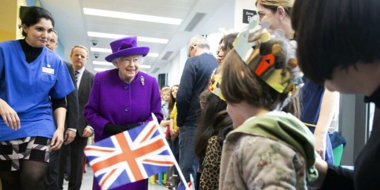 La regina Elisabetta durante l'inaugurazione di un ospedale a Londra