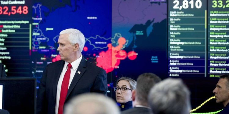 Il vicepresidente americano Mike Pence nel centro di coordinamento delle operazioni anti-coronavirus (LaPresse)