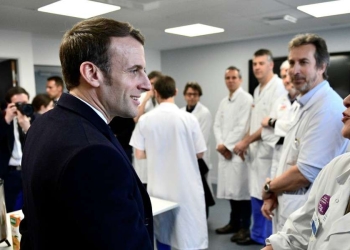 Il presidente francese E. Macron con lo staff medico dell'ospedale Pitie-Salpetrière di Parigi (LaPresse)