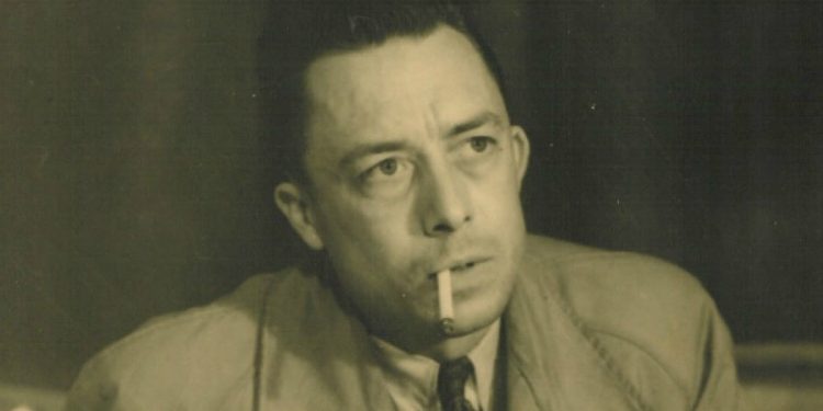 Alberto Camus (1913-1960) nel 1957 (Foto di Robert Edwards, da Wikipedia)