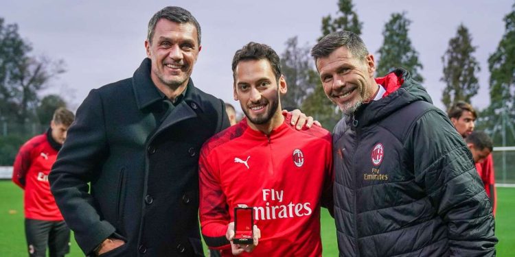 Zvonimir Boban con Paolo Maldini e Hakan Calhanoglu (Foto LaPresse)