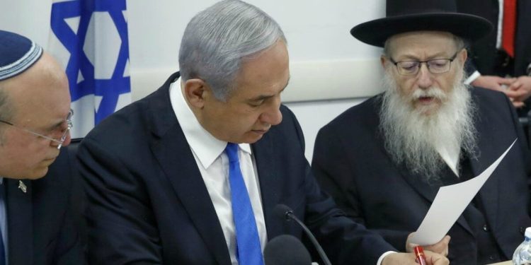 Benjamin Netanyahu con l'ex ministro della Salute Yaakov Litzman (a destra) (LaPresse)