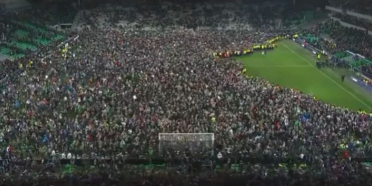 Saint-Etienne, invasione di campo tifosi