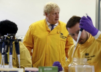 Il premier britannico Boris Johnson in un laboratorio di analisi (LaPresse)