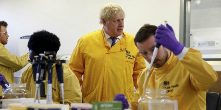 Il premier britannico Boris Johnson in un laboratorio di analisi (LaPresse)