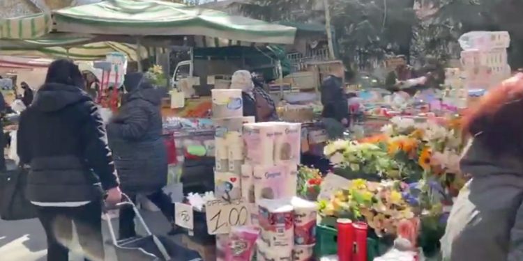 Coronavirus Milano, mercati pieni di gente