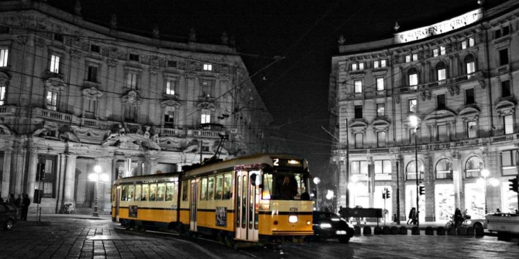 Un tram a Milano di notte