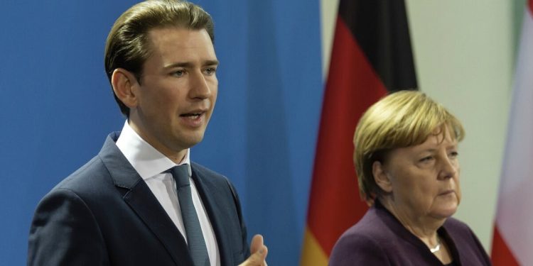 Il cancelliere austriaco Sebastian Kurz e la cancelliera tedesca Angela Merkel (LaPresse)