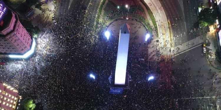 I tifosi del Boca Juniors festeggiano la vittoria del campionato (Foto LaPresse)