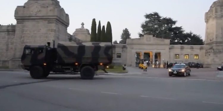 Camion dell'Esercito carichi di bare vanno in altre regioni (video CorriereTv)