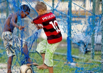 Bambini in una favela di Rio De Janeiro (LaPresse)